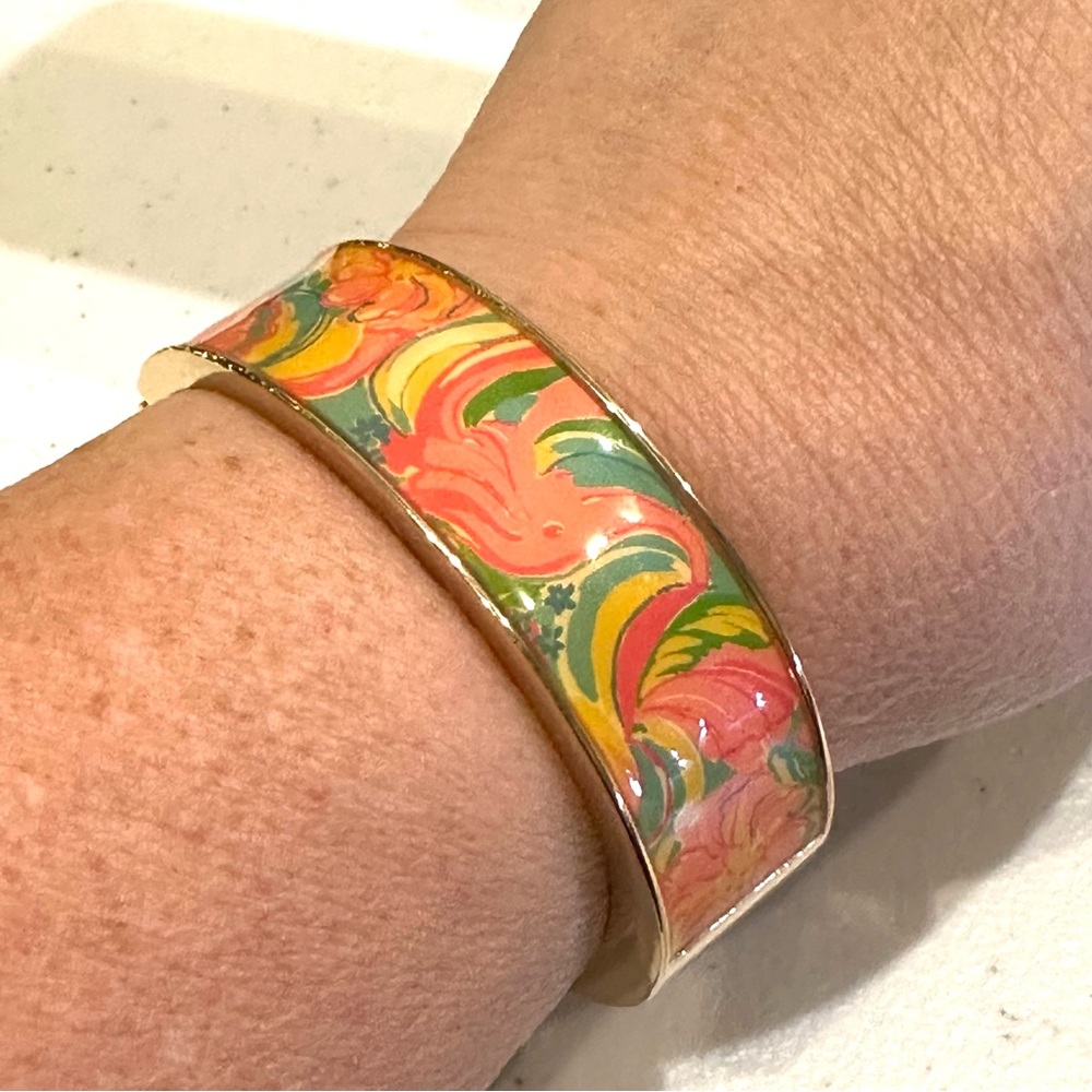 NWT Lilly Pulitzer Boca Bracelet, gold tone w/ multicolor tropical print-hinged